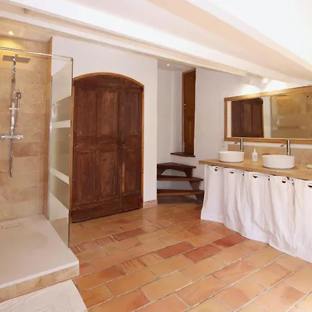 בית נופש 2 Bedroom Nice In Restitut